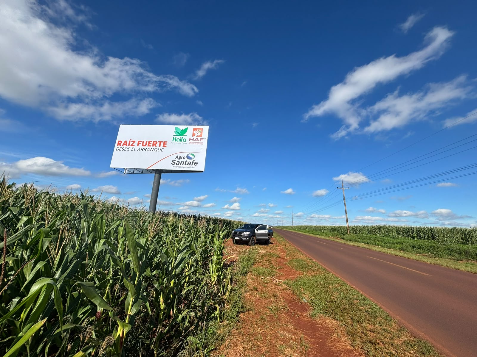Cartel publicitario en zona agrícola de Paraguay