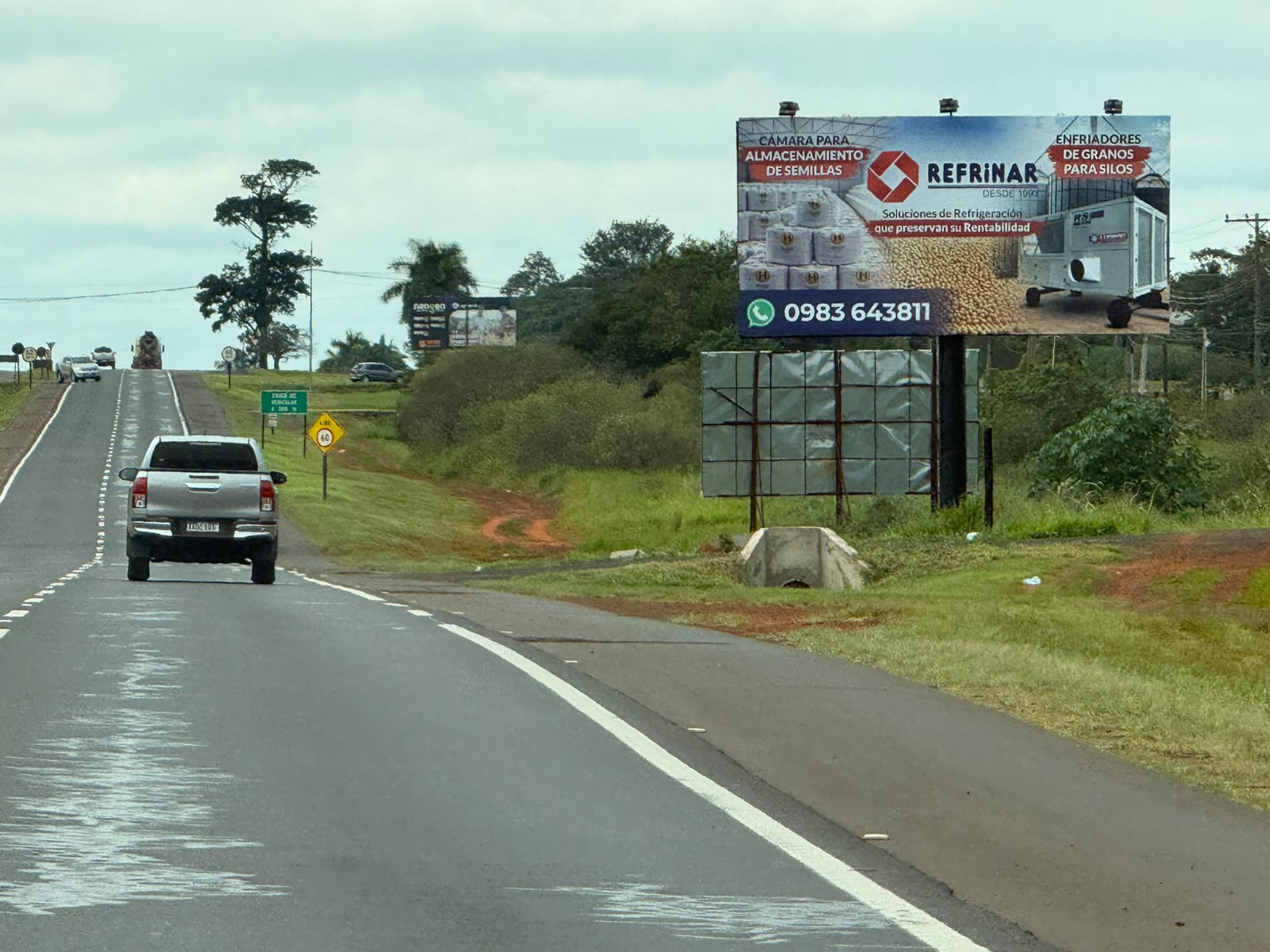 Cartel publicitario en corredor comercial de Paraguay